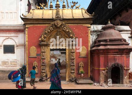 Golden Gate (Sun Dhoka) del 55 Palazzo a finestre su Durbar Square, Bhaktapur, Kathmandu Valley Foto Stock