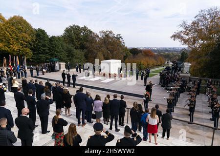 Il presidente Joe Biden, in piedi a destra, saluta dopo aver posto una corona durante una cerimonia centennale per la tomba del Milite Ignoto, nel cimitero nazionale di Arlington, il giorno dei Veterans, Giovedi, 11 novembre 2021, Ad Arlington, Va. in piedi con il presidente ci sono il Segretario degli Affari dei Veterani Denis McDonough e l'Army Major. Gen. Allan M. Pepin. (Foto AP/Alex Brandon, piscina) Foto Stock