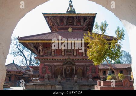 Antico tempio indù (ca. 323 a.C.) di Changu Narayan nel distretto di Bhaktapur in Nepal, costruito in stile Lichhavi. Foto Stock