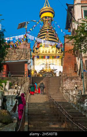 L'antico Swayambhunath Stupa, un centro per il culto buddista tibetano e tantrico a Kathmandu, Nepal Foto Stock