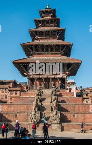 Tempio di Nyatapola a cinque piani (inizio XVIII sec.) nell'antica città di Bhaktapur, Valle di Kathmandu, Nepal. Completamente ristrutturato nel 2020. Foto Stock