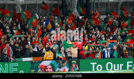 Dublino, Irlanda. 11 Nov 2021. 11 novembre 2021; Aviva Stadium, Dublino, Repubblica d'Irlanda; qualificazione alla Coppa del mondo FIFA 2022, Repubblica d'Irlanda contro Portogallo; sostenitori portoghesi che anticipano la partita per iniziare credito: Action Plus Sports Images/Alamy Live News Foto Stock