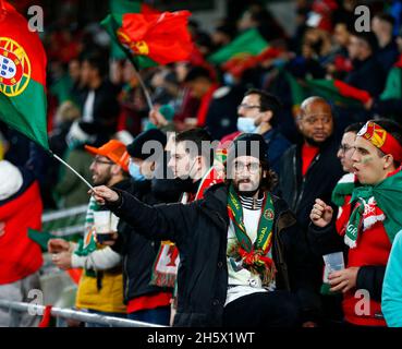 Dublino, Irlanda. 11 Nov 2021. 11 novembre 2021; Aviva Stadium, Dublino, Repubblica d'Irlanda; qualificazione alla Coppa del mondo FIFA 2022, Repubblica d'Irlanda contro Portogallo; Portogallo sostenitori con dolore facciale e bandiera credito: Action Plus Sports Images/Alamy Live News Foto Stock
