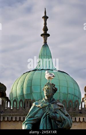 Statua del monarca inglese re Giorgio IV, precedentemente il reggente dei prezzi, con un gabbiano sulla sua testa. Di fronte al North Gate per i Royal Pavilion Gardens. La statua in bronzo di Sir Francis Chantry fu svelata nel 1828. Inglese Heritage Legacy ID: 480510 Foto Stock