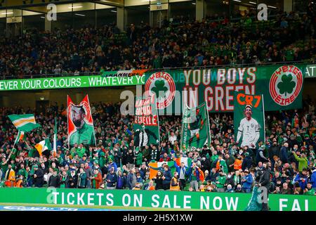 Dublino, Irlanda. 11 Nov 2021. 11 novembre 2021; Aviva Stadium, Dublino, Repubblica d'Irlanda; qualificazione alla Coppa del mondo FIFA 2022, Repubblica d'Irlanda contro Portogallo; i sostenitori irlandesi ondano i loro banner credito: Action Plus Sports Images/Alamy Live News Foto Stock