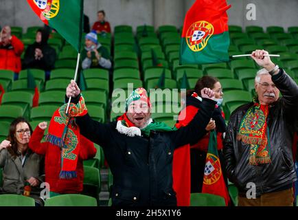 Dublino, Irlanda. 11 Nov 2021. 11 novembre 2021; Aviva Stadium, Dublino, Repubblica d'Irlanda; qualificazione alla Coppa del mondo FIFA 2022, Repubblica d'Irlanda contro Portogallo; Portogallo sostenitori con la vernice facciale e bandiera credito: Action Plus Sports Images/Alamy Live News Foto Stock