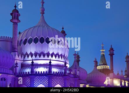 Padiglione Kaleidescope. Il Royal Pavilion, Brighton, si è acceso con uplighter a LED colorati. Brighton, East Sussex, Inghilterra, Regno Unito Foto Stock