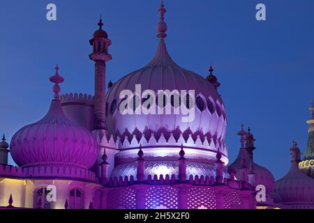 Padiglione Kaleidescope. Il Royal Pavilion, Brighton, si è acceso con uplighter a LED colorati. Brighton, East Sussex, Inghilterra, Regno Unito Foto Stock