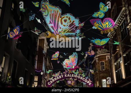 Londra, Regno Unito. 10 novembre 2021. Il Caleidoscopio di Natale Carnaby è raffigurato sopra Carnaby Street nel West End. Le luci di Natale di Carnaby Street di quest'anno, che includono oltre 600 farfalle 3D e 2D decorate a mano, sono state installate in collaborazione con Choose Love per evidenziare l'urgente necessità di raccogliere fondi per i rifugiati in tutto il mondo. Credit: Mark Kerrison/Alamy Live News Foto Stock