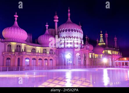 Padiglione Kaleidescope. Il Royal Pavilion, Brighton, si illuminò con i LED colorati che si illuminano dietro la pista di pattinaggio invernale eretta nei giardini del Pavilion. Brighton, East Sussex, Inghilterra, Regno Unito Foto Stock