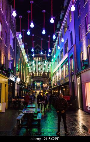 Londra, Regno Unito. 10 novembre 2021. Sopra Ganton Street, nel West End, è raffigurata un'installazione di illuminazione tridimensionale. L'installazione è dotata di 51 lampadine a LED di grandi dimensioni ed è stata commissionata a James Glancey Design. Credit: Mark Kerrison/Alamy Live News Foto Stock