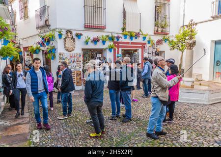 CORDOBA, SPAGNA - 5 NOVEMBRE 2017: Gruppo di turisti in una piccola piazza in via Calleja de las Flores a Cordoba, Spagna Foto Stock