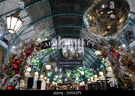 Londra, Regno Unito. 11 Nov 2021. Covent Garden addobbi natalizi a Londra, Inghilterra, con un tema di baubles e mistletoe Credit: Paul Brown/Alamy Live News Foto Stock
