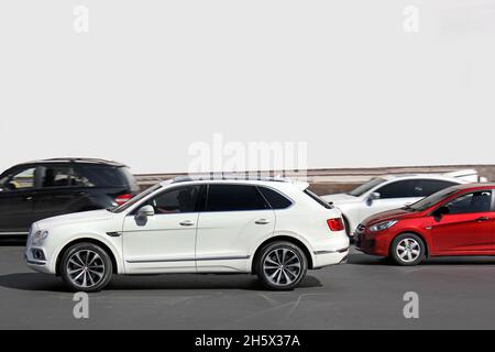 Kiev, UA - 3 maggio 2017: Bentley Bentayga. White English SUV Bentley Bentayga in movimento Foto Stock
