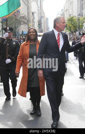 New York, Stati Uniti. 11 Nov 2021. (NUOVO) NYCÃ¢â‚¬â„¢s 102nd annuale Veterans Day Parade. 11 novembre 2021, New York, USA: La 102a Parata annuale della VeteranÃ¢â‚¬â„¢che è ospitata dal Consiglio dei Veterani della Guerra unita, con circa 200 unità di marcia, tra cui i membri attivi delle forze armate, dei gruppi di veteranÃ¢â‚¬â„¢e dei membri della JROTC. La sfilata che si svolge sulla 5th Avenue dal 12.30 fino alle 15.30 circa è stata aperta dalla polizia unità parata con la presenza di Bill de Blasio, sindaco di New York City, Letitia James, avvocato generale dello Stato di New York. Spettatore Cr Foto Stock