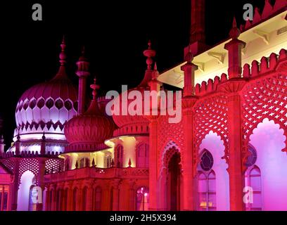 Padiglione Kaleidescope. Il Royal Pavilion, Brighton, si è acceso con uplighter a LED colorati. Brighton, East Sussex, Inghilterra, Regno Unito Foto Stock