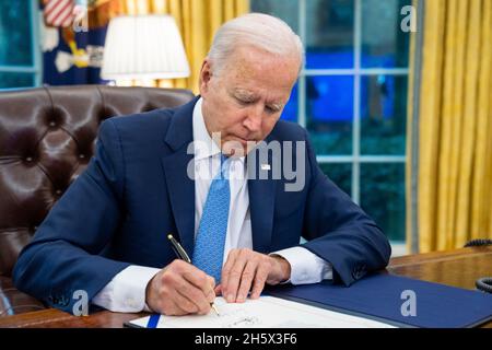 Washington, Stati Uniti. 31 Agosto 2021. Il presidente degli Stati Uniti Joe Biden firma l'assistenza di riparazione di emergenza per il ritorno degli Americani legge, nell'ufficio ovale della Casa Bianca 31 agosto 2021 a Washington, D.C. accreditamento: Adam Schultz/White House Foto/Alamy Live News Foto Stock