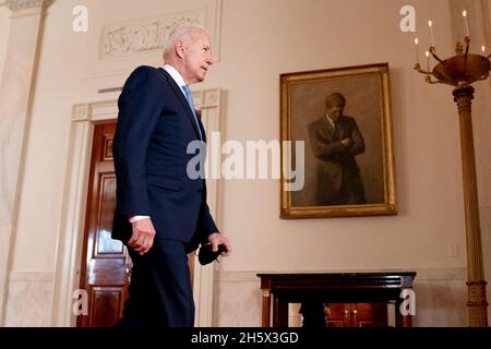 Washington, Stati Uniti. 31 Agosto 2021. Il presidente degli Stati Uniti Joe Biden cammina attraverso la Cross Hall come egli arriva a fornire osservazioni sulla fine della guerra in Afghanistan, alla Sala da pranzo di Stato della Casa Bianca 31 agosto 2021 a Washington, D.C. Credit: Erin Scott/Casa Bianca Foto/Alamy Live News Foto Stock