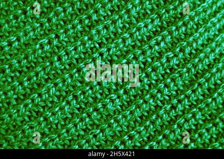 La texture of Forest Green tessuto di lana lavorato a maglia in motivi diagonali Foto Stock