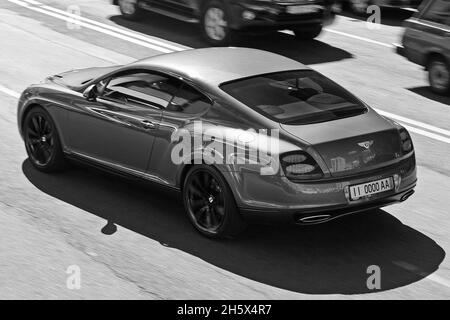 Kiev, Ucraina - 10 giugno 2017: Bentley Continental Supersports in città Foto Stock