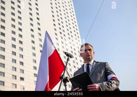 Varsavia, Polonia. 11 Nov 2021. Robert Bakiewicz, leader dell'Independence March Association visto durante la giornata Nazionale dell'Indipendenza della Polonia, segna l'anniversario dell'indipendenza del Paese nel 1918. Il 11 novembre di ogni anno viene festeggiata a livello nazionale. Anche quest'anno decine di migliaia di polacchi hanno partecipato alla marcia della Giornata dell'Indipendenza a Varsavia organizzata da organizzazioni di estrema destra per celebrare il 103° anniversario della rinascita della Polonia come Stato indipendente. Lo slogan della marcia era: "L'indipendenza non è in vendita!". Credit: SOPA Images Limited/Alamy Live News Foto Stock