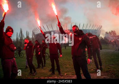 Varsavia, Polonia. 11 Nov 2021. I nazionalisti polacchi stanno bruciando le fiamme durante la marcia Indipendenza.la Giornata Nazionale Indipendenza della Polonia segna l'anniversario dell'indipendenza del paese nel 1918. Il 11 novembre di ogni anno viene festeggiata a livello nazionale. Anche quest'anno decine di migliaia di polacchi hanno partecipato alla marcia della Giornata dell'Indipendenza a Varsavia organizzata da organizzazioni di estrema destra per celebrare il 103° anniversario della rinascita della Polonia come Stato indipendente. Lo slogan della marcia era: "L'indipendenza non è in vendita!". Credit: SOPA Images Limited/Alamy Live News Foto Stock