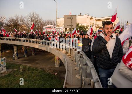 Varsavia, Polonia. 11 Nov 2021. I partecipanti della marcia ondano bandiere polacche durante la marcia Indipendenza. La Giornata Nazionale Indipendenza della Polonia segna l'anniversario dell'indipendenza del paese nel 1918. Il 11 novembre di ogni anno viene festeggiata a livello nazionale. Anche quest'anno decine di migliaia di polacchi hanno partecipato alla marcia della Giornata dell'Indipendenza a Varsavia organizzata da organizzazioni di estrema destra per celebrare il 103° anniversario della rinascita della Polonia come Stato indipendente. Lo slogan della marcia era: "L'indipendenza non è in vendita!". Credit: SOPA Images Limited/Alamy Live News Foto Stock