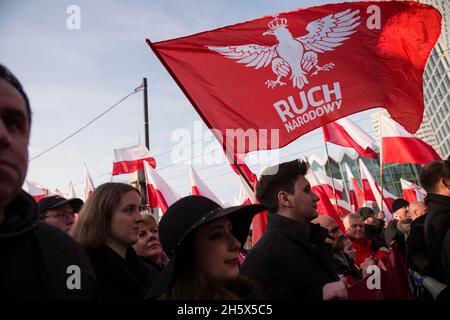 Varsavia, Polonia. 11 Nov 2021. I partecipanti ondeggiano bandiere polacche durante la marcia dell'Indipendenza. La Giornata nazionale dell'Indipendenza della Polonia segna l'anniversario dell'indipendenza del Paese nel 1918. Il 11 novembre di ogni anno viene festeggiata a livello nazionale. Anche quest'anno decine di migliaia di polacchi hanno partecipato alla marcia della Giornata dell'Indipendenza a Varsavia organizzata da organizzazioni di estrema destra per celebrare il 103° anniversario della rinascita della Polonia come Stato indipendente. Lo slogan della marcia era: "L'indipendenza non è in vendita!". Credit: SOPA Images Limited/Alamy Live News Foto Stock