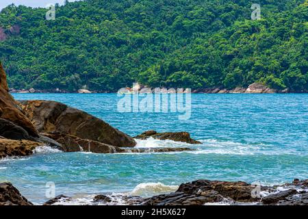 Il mare di Trindade, Paraty tra le rocce e la foresta densa e preservata con pescherecci da traino ancorati in acque calme e colori brillanti nello stato di Foto Stock