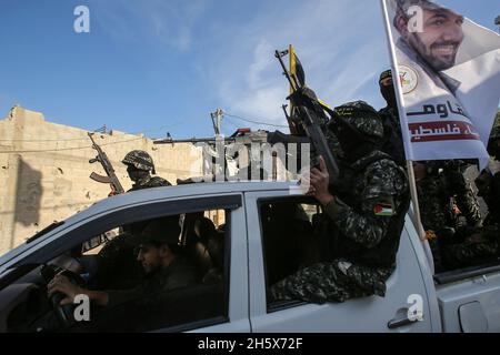 Gli attivisti islamici palestinesi della Jihad prendono parte a uno spettacolo militare anti-Israele, nel campo di al-Shujaiya ad est di Gaza, il 12 novembre 2021. Foto Stock