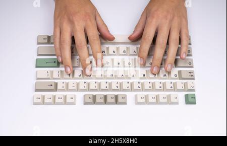 tasti della tastiera allentati con le mani che digitano Foto Stock