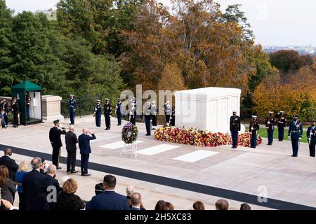 Arlington, Stati Uniti. 11 Nov 2021. Il presidente Joe Biden, in piedi a destra, saluta dopo aver posto una corona durante una cerimonia centennale per la tomba del Milite Ignoto, nel cimitero nazionale di Arlington, il giorno dei Veterans, Giovedi, 11 novembre 2021, Ad Arlington, Va. in piedi con il presidente ci sono il Segretario degli Affari dei Veterani Denis McDonough e l'Army Major. Gen. Allan M. Pepin. (AP Photo/Alex Brandon, Pool) Credit: Sipa USA/Alamy Live News Foto Stock