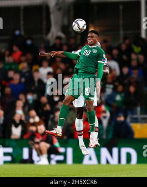 Dublino, Irlanda. 11 Nov 2021. 11 novembre 2021; Aviva Stadium, Dublino, Repubblica d'Irlanda; FIFA World Cup 2022 qualifica, Repubblica d'Irlanda contro Portogallo; Chiedozie Ogbene of Ireland vince l'header Credit: Action Plus Sports Images/Alamy Live News Foto Stock