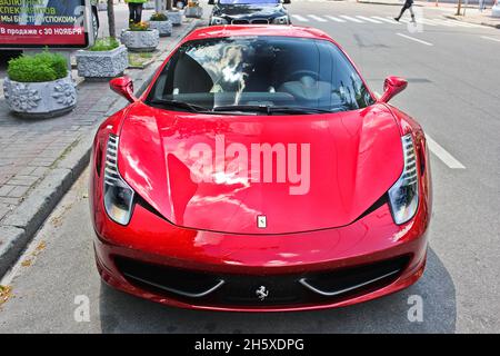 Kiev, Ucraina - 10 giugno 2013: Ferrari 458 Italia in città. Ferrari rossa Foto Stock