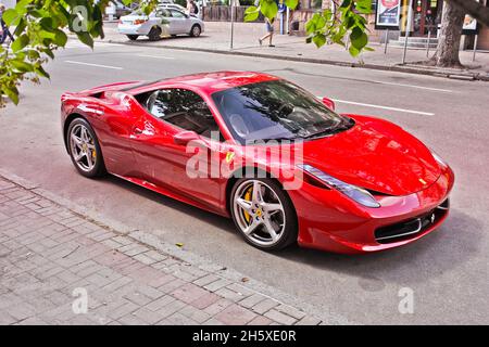 Kiev, Ucraina - 10 giugno 2013: Ferrari 458 Italia in città. Ferrari rossa Foto Stock