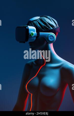 Femmina manichino con occhiali VR posizionati su sfondo blu chiaro come simbolo della tecnologia futuristica Foto Stock