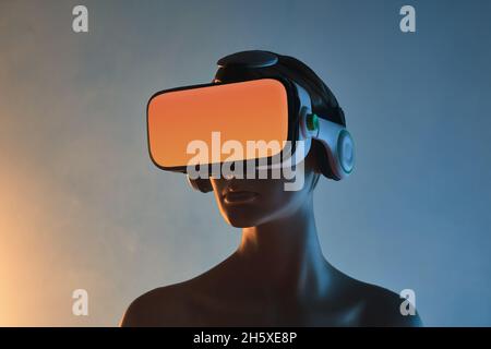 Femmina manichino con occhiali VR posizionati su sfondo blu chiaro come simbolo della tecnologia futuristica Foto Stock