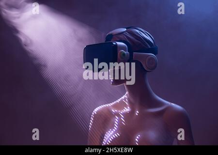 Femmina manichino con occhiali VR posizionati su sfondo viola chiaro come simbolo della tecnologia futuristica Foto Stock