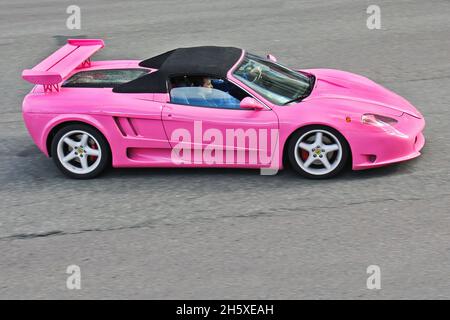 Kiev, Ucraina - 18 aprile 2015: Supercar rosa esclusiva Ferrari Modena F360 Spider Sbarro GT8. Auto di sintonizzazione Foto Stock