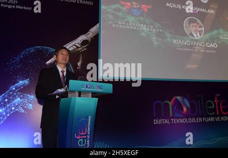 (211111) -- ISTANBUL, 11 novembre 2021 (Xinhua) -- Gao Xiangyang, presidente della Banca industriale e commerciale della Cina (ICBC) Turchia, parla alla seconda fiera e conferenza sulle tecnologie digitali Mobilefest a Istanbul, Turchia, il 11 novembre 2021. Giovedì ad Istanbul si è aperta una grande fiera sulle tecnologie digitali, con particolare attenzione alla Cina e alle sue tecnologie. La seconda fiera e conferenza sulle tecnologie digitali Mobilefest è iniziata con il motto "rafforzamento dei legami tecnologici tra Cina e Turchia", in quanto i due paesi hanno segnato il 50° anniversario dell'istituzione dei loro relati diplomatici Foto Stock