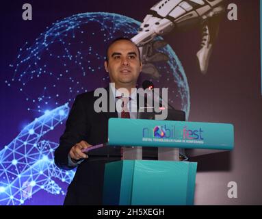 (211111) -- ISTANBUL, 11 novembre 2021 (Xinhua) -- Mehmet Fatih Kacir, vice ministro turco dell'industria e della tecnologia, parla alla seconda fiera e conferenza Mobilefest Digital Technologies a Istanbul, Turchia, il 11 novembre 2021. Giovedì ad Istanbul si è aperta una grande fiera sulle tecnologie digitali, con particolare attenzione alla Cina e alle sue tecnologie. La seconda fiera e conferenza sulle tecnologie digitali Mobilefest è iniziata con il motto "rafforzamento dei legami tecnologici tra Cina e Turchia", in quanto i due paesi hanno segnato il 50° anniversario dell'istituzione delle loro relazioni diplomatiche quest'anno Foto Stock