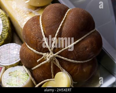 Un provolone: Tipico formaggio affumicato dell'Italia meridionale Foto Stock