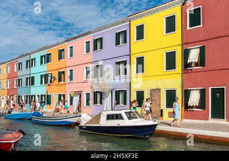 Barche e case colorate, Fondamenta di Cao Moleca, Burano, Venezia, Italia Foto Stock