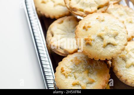 Pasticcerie al burro con ripieno di frutta speziata alla vite, biscotti di Natale, torte di mince tradizionali Foto Stock