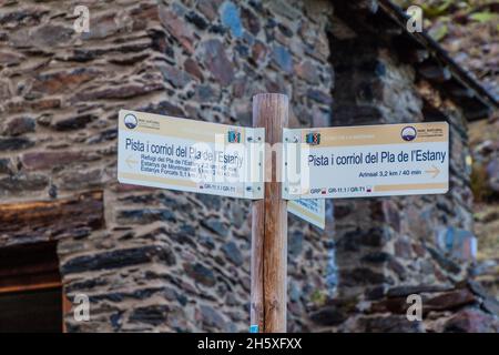 COMA PEDROSA, ANDORRA - 27 OTTOBRE 2017: Marcature escursionistiche nel Parco Naturale Comunal de les Valls del Comapedrosa parco nazionale in Andorra Foto Stock