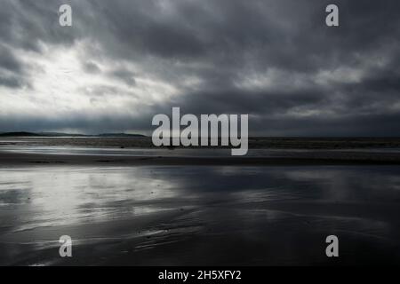 Refezione di nuvole tempestose nell'acqua maremante Foto Stock