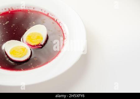 Zuppa rossa di barbabietole, borscht. Tradizionale borscht ucraino, polacco o russo con uova sode, pasto gustoso Foto Stock