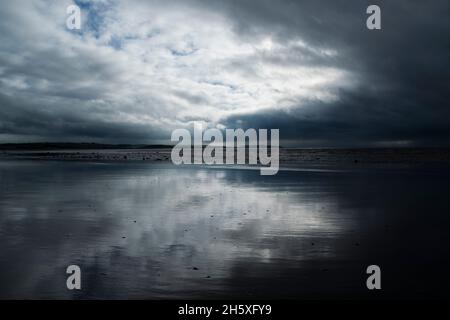 Refezione di nuvole tempestose nell'acqua maremante Foto Stock