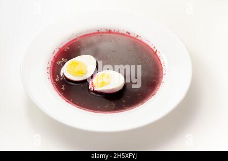 Zuppa rossa di barbabietole, borscht. Tradizionale borscht ucraino, polacco o russo con uova sode, pasto gustoso Foto Stock