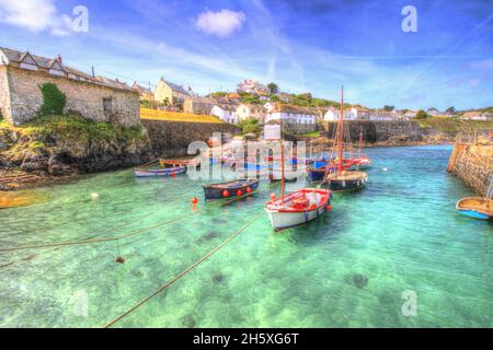 Mare blu chiaro Coverack Cornovaglia bellissimo piccolo porto colorato costa villaggio di pescatori con le barche Foto Stock